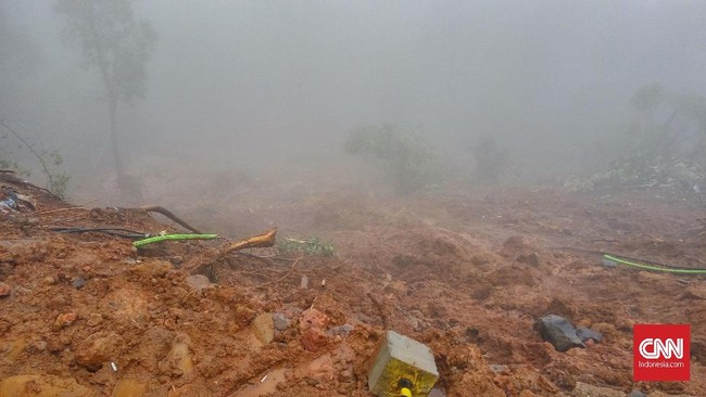 Dalam video, tampak sebuah rumah longsor, dan aliran air terlihat deras mengalir di area tersebut.