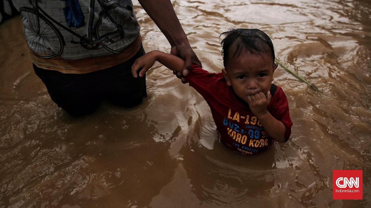 FOTO: Luapan Kali Ciliwung Rendam Jatinegara Barat