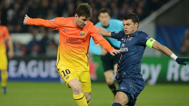 Kapten Paris Saint-Germain, Thiago Silva, menyebut menjaga Lionel Messi lebih sulit dibandingkan dengan mengawal Cristiano Ronaldo.