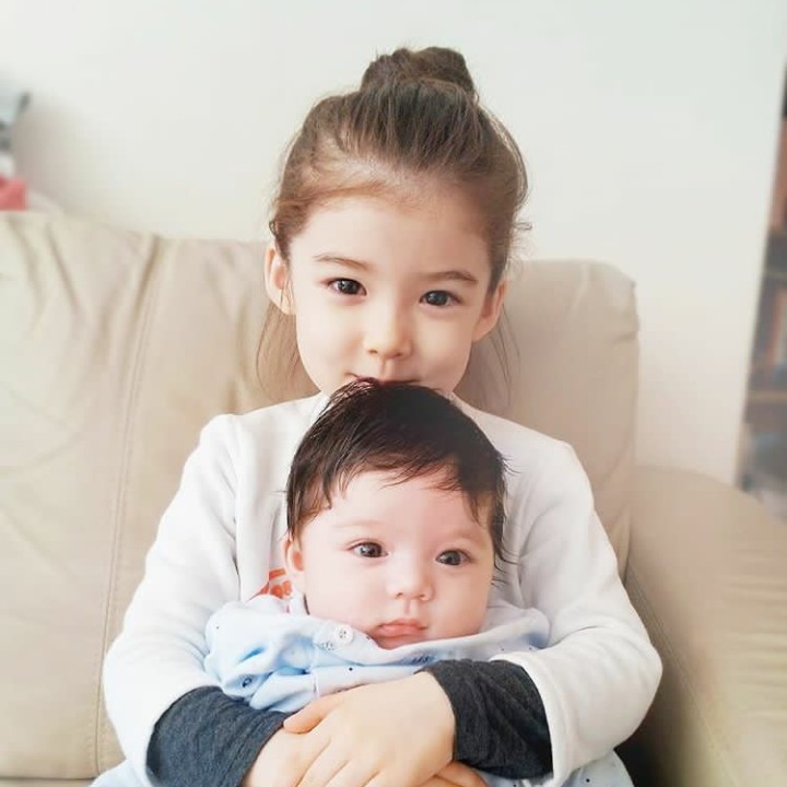 <p>Throwback saat adiknya, Cooper, masih bayi. Lucu banget ya. (Foto: @laurencoope0813)</p>