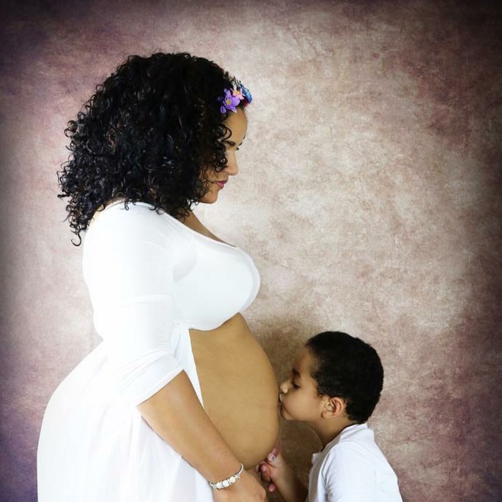 <div>Kiss! Kecup sayang si kakak buat sang calon adik. (Foto: Instagram/ @leon_ed_photography)</div><div> </div>