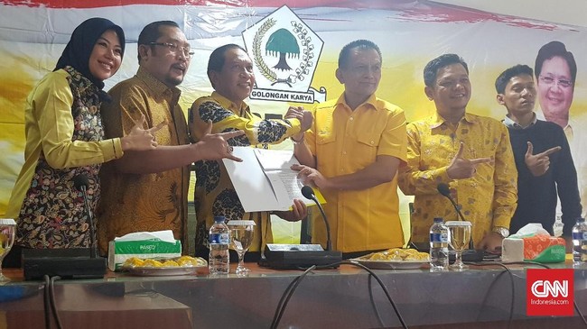 Plt Ketua DPD Golkar Jatim diminta berkonsultasi kepada KPU terkait pencalonan bakal calon bupati Jombang yang telah ditetapkan sebagai tersangka kasus suap.
