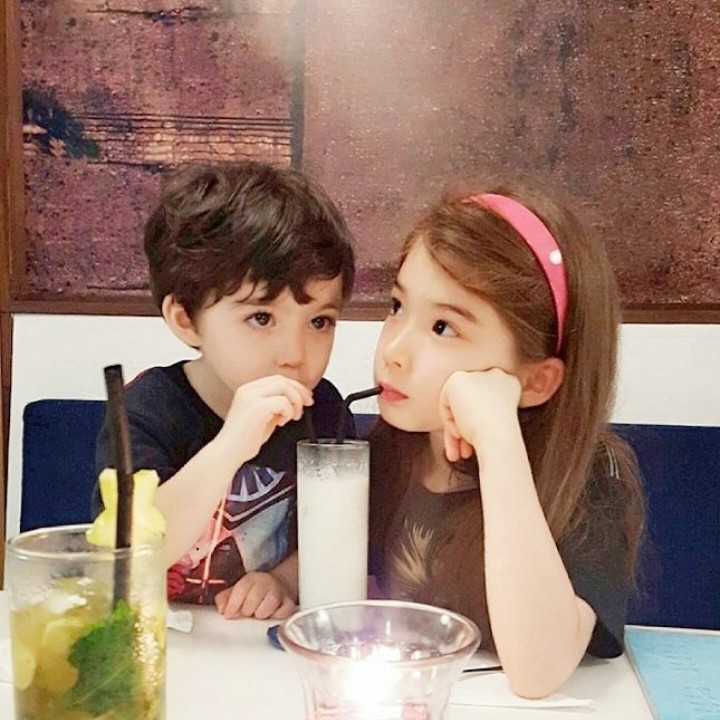 <p>So sweet banget sih melihat kebersamaan kakak adik ini. Bikin gemas!(Foto: @laurencoope0813)</p>