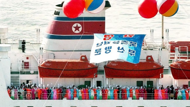 Kapal Korea Utara yang mengangkut 140 orkestra yang akan tampil di Olimpiade Musim Dingin tiba di Korea Selatan, Selasa (6/2) sekitar pukul 17 waktu setempat.