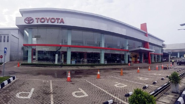 Auto2000, dealer Toyota di Tuban, mengaku menerima banyak pesanan mobil baru dari petani miliarder Tuban, dan sampai perlu minta stok dari dealer lain.