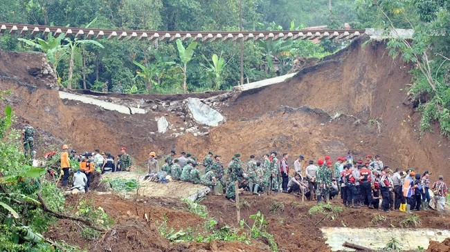 Korban terakhir longsor Cijeruk Bogor berhasil dievakuasi pagi ini. Sementara rel kereta Sukabumi-Bogor diperbaiki 3 hari setelah berakhirnya evakuasi.