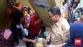 Pengungsi Banjir di Cawang Minta Tikar dan Selimut ke Anies