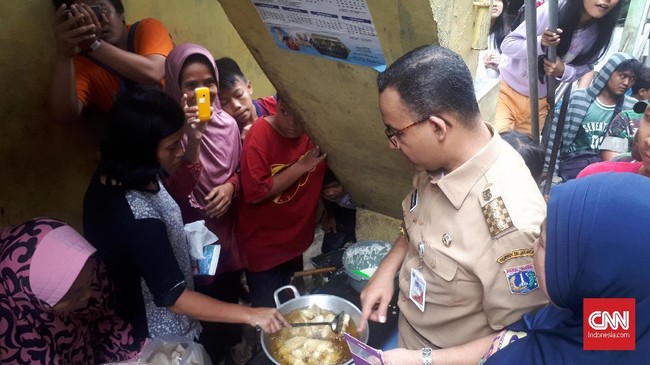 Pengungsi di posko Cawang mayoritas ibu-ibu. Mereka menyampaikan keluhannya langsung kepada Gubernur DKI Jakarta Anies Baswedan.