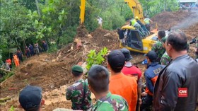 VIDEO: Proses Evakuasi Korban Longsor Cijeruk