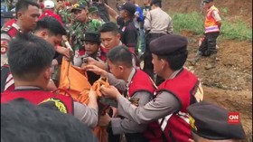 VIDEO: Dua Bocah Korban Longsor Cijeruk Belum Ditemukan