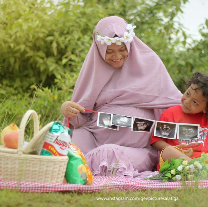 <div>Unik juga nih, Bun, maternity photoshoot dengan memegang hasil USG bersama si kecil. (Foto: Instagram/ @geepicturesalatiga)</div>