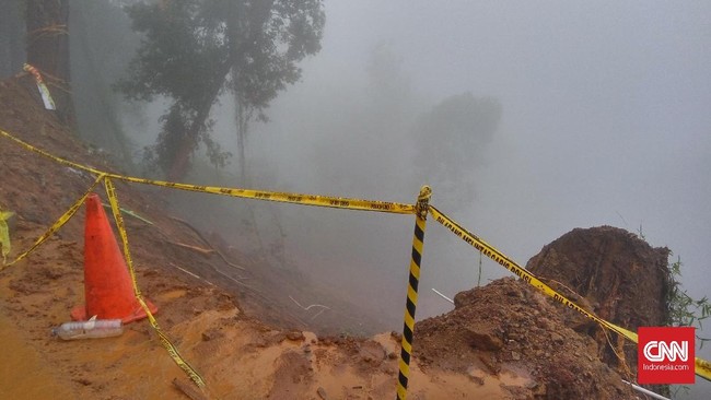 Jalan utama sepanjang 60 meter tertimbun material longsor hingga mencapai 4 meter. Jalan tersebut saat ini putus tak bisa dilintasi kendaraan.