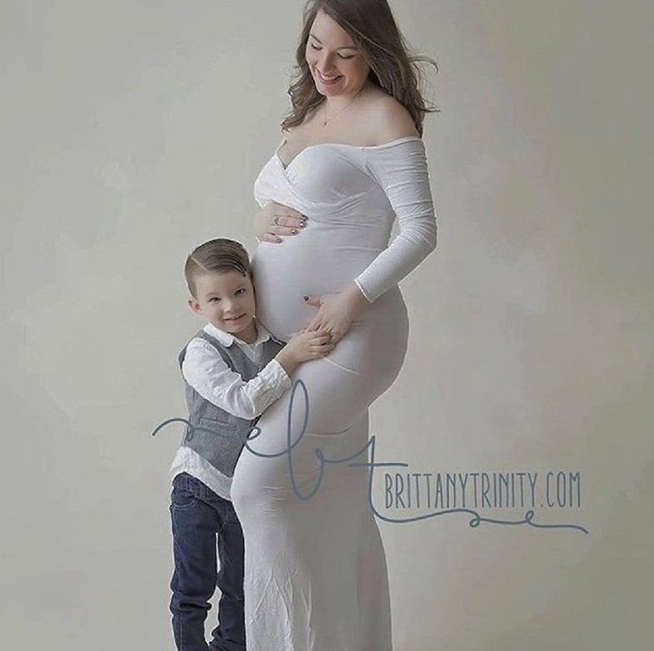 <div>Wah, si kakak lagi dengerin apa tuh di perut bunda? (Foto: Instagram/ @auspicious.laundry_)</div>