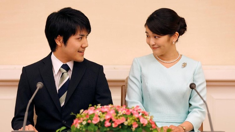 FILE PHOTO: Princess Mako, the elder daughter of Prince Akishino and Princess Kiko, and her fiancee Kei Komuro, a university friend of Princess Mako, smile during a press conference to announce their engagement at Akasaka East Residence in Tokyo, Japan, September 3, 2017. REUTERS/Shizuo Kambayashi/Pool/File Photo