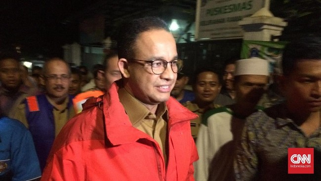 Gubernur DKI Jakarta, Anies Baswedan memantau kondisi banjir di Jalan Bina Warga, Rawajati, Pancoran, Jakarta Selatan pada Senin (5/2) malam.