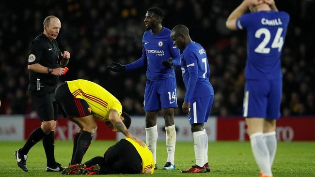 Wasit Mike Dean berpeluang cetak rekor kartu merah ke-100 di Liga Primer Inggris pada laga Manchester City vs Chelsea di Stadion Etihad.