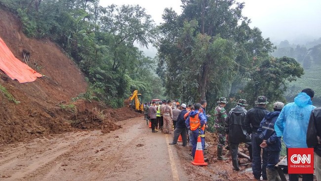 Satu keluarga di Desa Selalejo Timur, Kabupaten Nagekeo, NTT, tertimbun longsor yang terjadi pada Senin dini hari. Jumlah korban diduga sebanyak tiga orang.