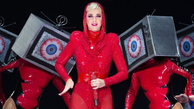 Penyanyi sekaligus juri 'American Idol' Katy Perry kalem saat seorang peserta audisi menyebut musuh Perry, Taylor Swift, sebagai inspirasi bermusiknya.