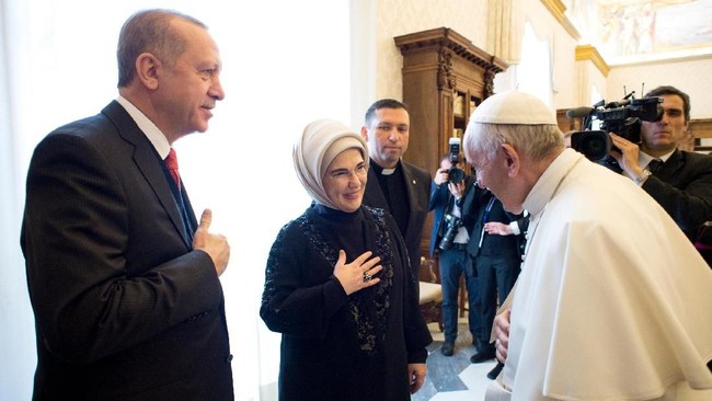 Recep Tayyip Erdogan menjadi Presiden Turki pertama selama 59 tahun yang mengunjungi Paus Fransiskus di Vatikan, Senin (5/2).