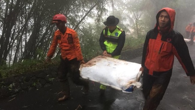 Dua anak berusia 11 dan 4 tahun meninggal dunia dalam bencana tanah longsor di Kampung Bakom, Desa Cikancana, Kecamatan Sukaresmi, Kabupaten Cianjur, Jawa Barat