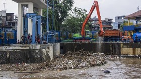 VIDEO: Hujan Sebabkan Tumpukan Sampah di Pintu Air Manggarai