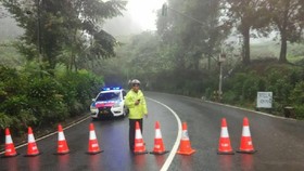 Banjir Terjang Cianjur, Jembatan Penghubung Kampung Terputus