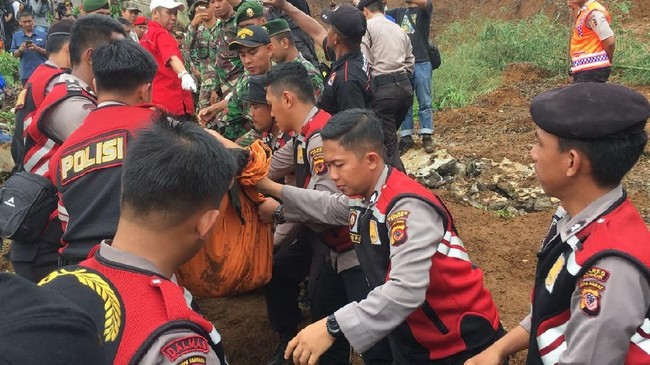 Tim evakuasi gabungan masih mencari dua orang yang diduga tertimbun longsor sejak kemarin karena hujan deras.