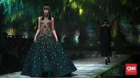 Harmoni Feminin dan Maskulin Gaun Imlek Sebastian Gunawan