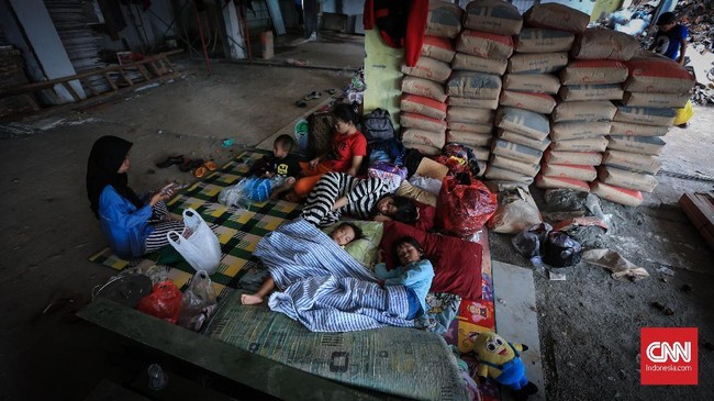Sejumlah pengungsi banjir mengeluhkan lambatnya bantuan di posko. Sementara Wali Kota Jakarta Timur mengaku tak bisa langsung menangani pengungsi.