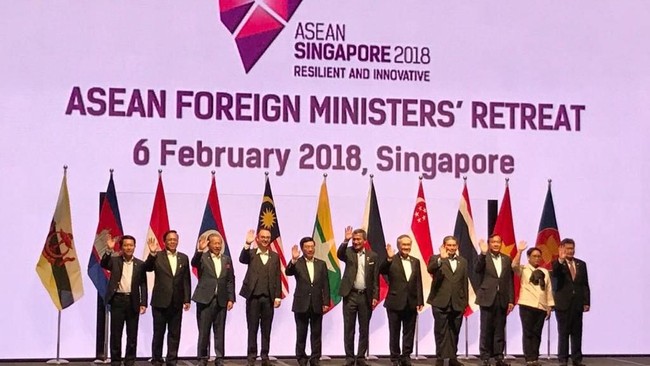 Para menteri luar negeri Asosiasi Negara-negara Asia Tenggara (ASEAN) membahas proposal Indonesia tentang arsitektur baru kawasan Indo-Pasifik.