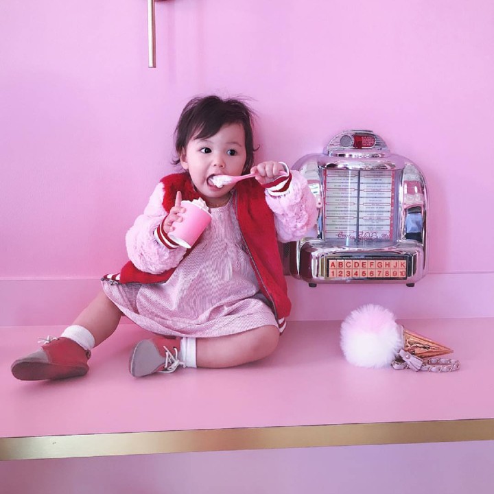 <p>Lucunya Luna makan es krim sendiri. (Foto: Instagram/urbanwit)</p>