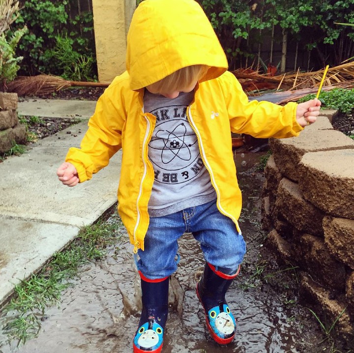 <p>Biar nggak kelihatan wajahnya, anak ini makin lucu dengan mantel kuning dan boots Thomas-nya. (Foto: Instagram/ @consciouskids)  </p>