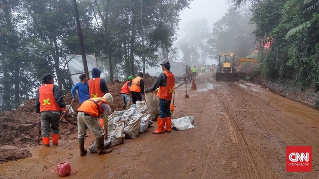 Evakuasi korban longsor di Puncak, Bogor, berlangsung tiga hari di bawah hujan deras dan kabut tebal. Misteri hilangnya tiga orang hingga kini belum terungkap.