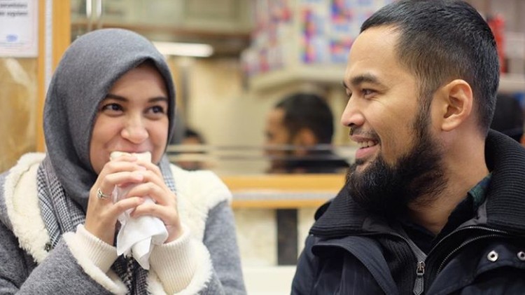 Saat kontraksi datang dan pergi, Shireen Sungkar belum percaya diri ke rumah sakit.