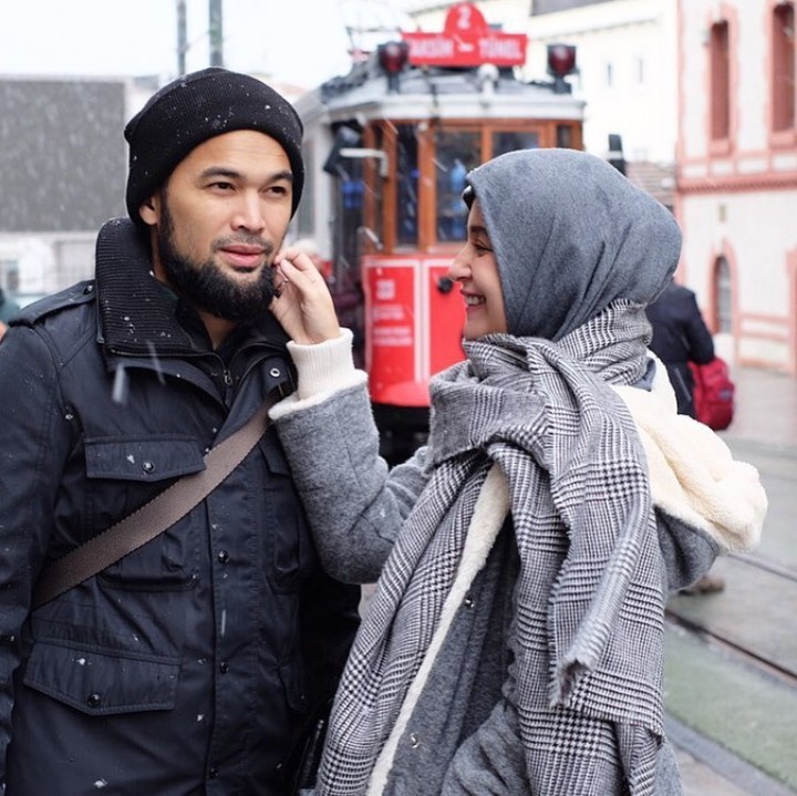 <p>Ini ceritanya pose dengan memegang jenggot ya? He-he-he. Sweet banget pasangan ini. (Foto: Instagram @shireensungkar)</p>