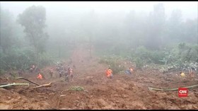 VIDEO: Tim Evakuasi Bersihkan Timbunan Longsor Jalur Puncak