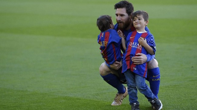 Barcelona's Argentinian forward Lionel Messi poses with his two sons Mateo (L) and Thiago (R) before the Spanish league football match FC Barcelona vs Villarreal CF at the Camp Nou stadium in Barcelona on May 6, 2017. / AFP PHOTO / LLUIS GENE