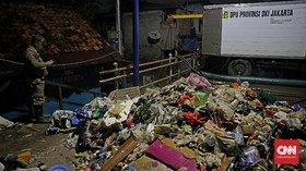 Petugas Pompa Air Sebut Sampah Jadi Penyebab Banjir Tak Surut