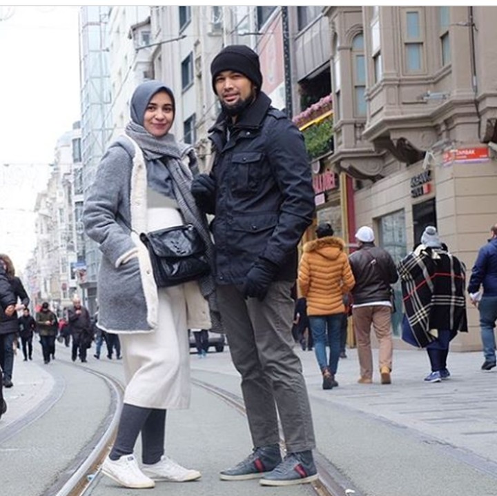 <p>Kata Shireen, di kehamilan 7 bulan sudah mulai susah pakai baju dan bikin dia tampak seperti buntelan. Tapi tetap kece abis kok. (Foto: Instagram @shireensungkar)</p>
