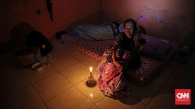 FOTO: Dalam Gelap dan Dingin Para Pengungsi Bersabar