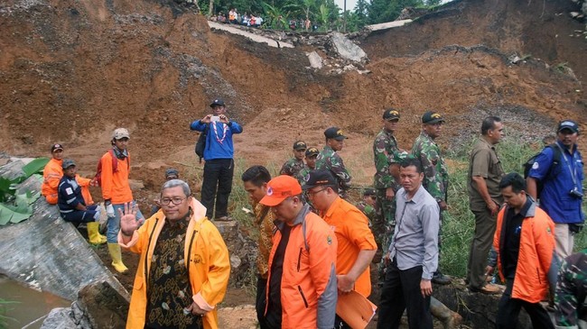 Gubernur Jabar Ahmad Heryawan klaim pemerintah selalu menghijaukan hutan gundul, menambah sumber resapan di Puncak, dan menata DAS Ciliwung.