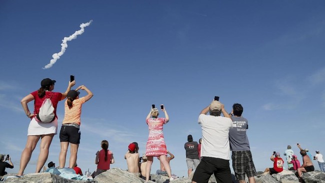 Regulator AS meloloskan izin bagi SpaceX untuk meluncurkan ribuan satelit mini untuk layanan telekomunikasi ke orbit.