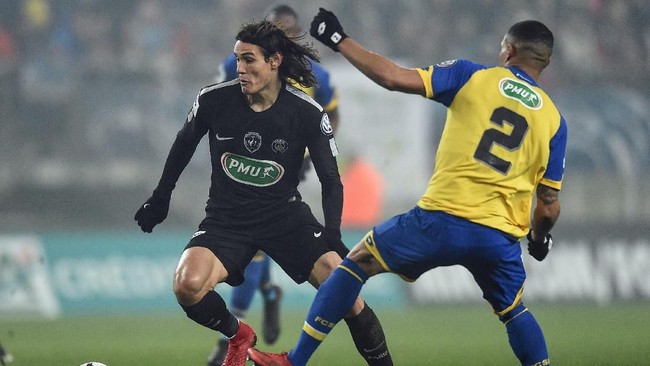 Legenda Manchester United Dwight Yorke memuji keputusan klub mendatangkan Edinson Cavani.