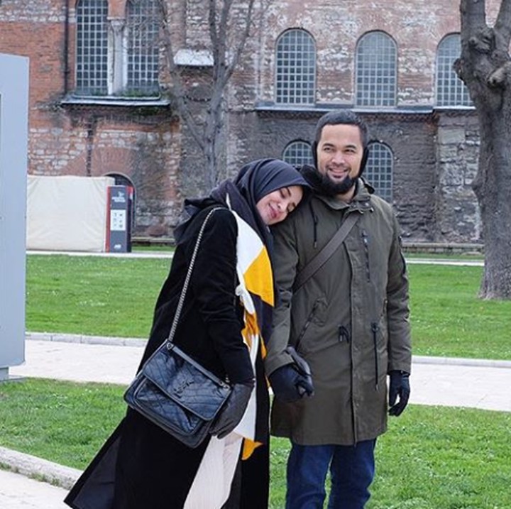 <p>Babymoon Shireen yang sedang hamil tujuh bulan kali ini digelar di Turki. Hmm, pundak suami adalah tempat ternyaman untuk bersandar ya Bu Shireen. (Foto: Instagram @shireensungkar)</p>