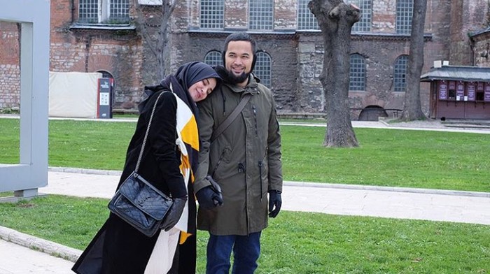 Shireen Sungkar dan Teuku Wisnu Babymoon