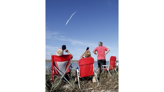 SpaceX akan melakukan uji coba peluncuran puluhan satelit internet pekan depan.