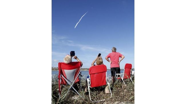 SpaceX Uji Coba Puluhan Satelit Internet Pekan Depan SpaceX akan melakukan uji coba peluncuran puluhan satelit internet pekan depan.