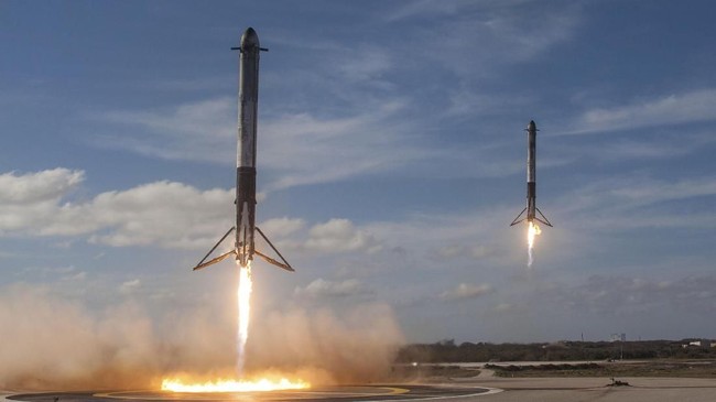 Salah satu dari inti penguat atau booster roket Falcon Heavy milik SpaceX dilaporkan jatuh saat roket itu mendarat di Samudera Atlantik pada Kamis (11/4) lalu.