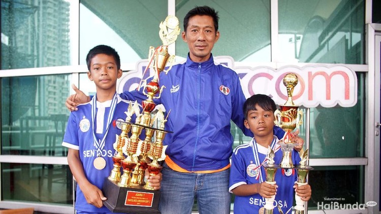Menjadi ayah sekaligus pelatih sepakbola untuk anak sendiri ternyata bukan hal yang mudah.
