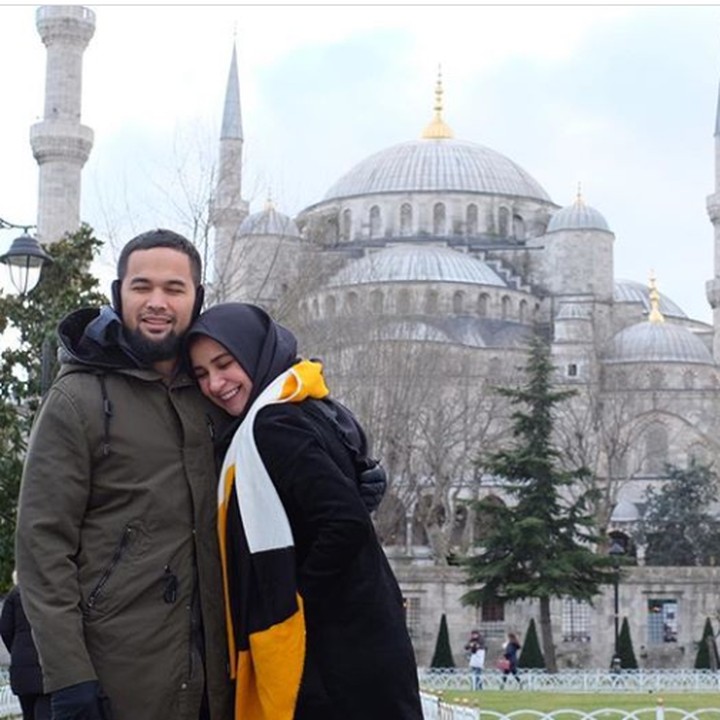 <p>Saat sang suami merem, sang istri tersenyum manis, dengan latar belakang Blue Mosque. (Foto: Instagram @teukuwisnu)</p>